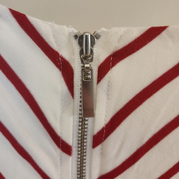 Small Tart Red and White Stripped Chevron Pattern Sleeveless Dress 😍 ✨️ - Picture 3 of 10